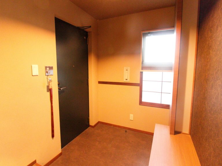 【客室入口内観ドア】鍵で明けるタイプのドア