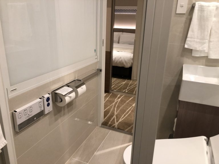 バスルームから