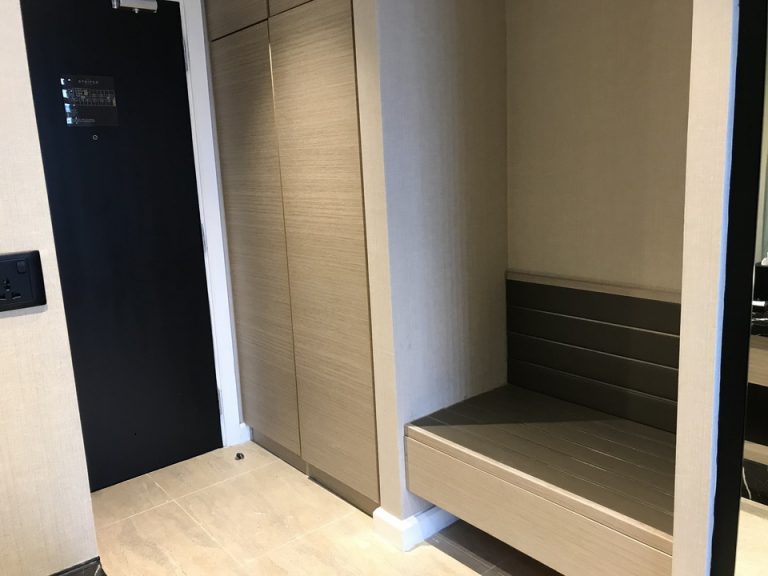 ソファー. このお部屋にはソファーはありませんが、クローゼットの隣にベンチがあります。帽子や部屋で使うものなど、物を置いたりして使いました。JPG