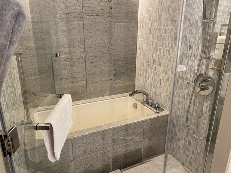 バスルーム(入口側)