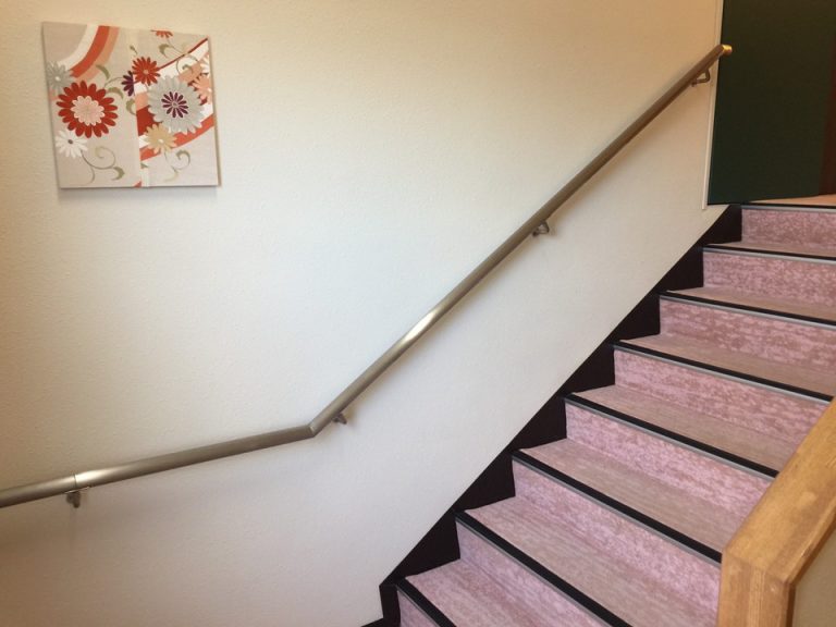 階段や廊下にはいたるところに和の絵画が飾られています