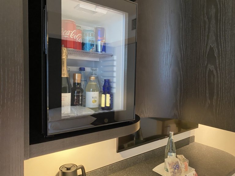 ミニバー(閉めた状態)