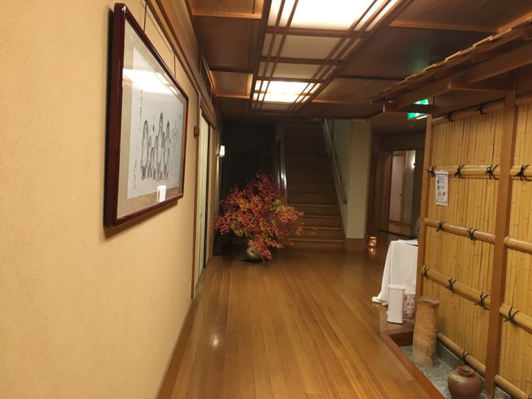 階段下より撮影