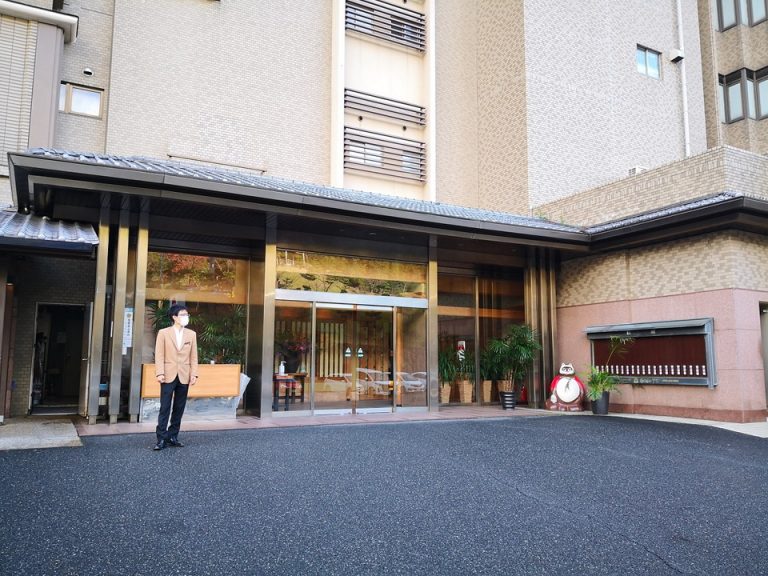 03_エントランス外観