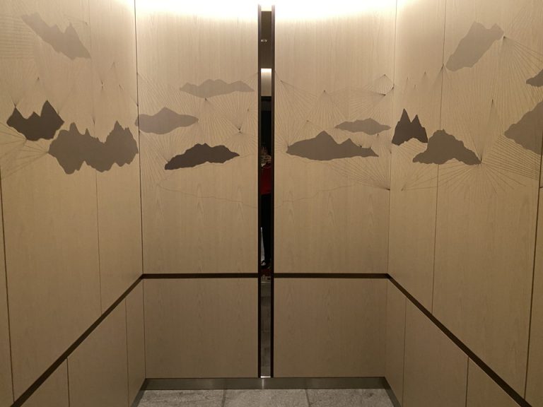 エレベーター内の壁2