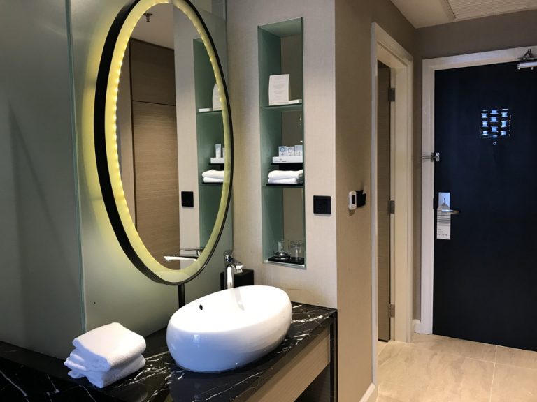 洗面台全体1 洗面台は、ベッドとバスルームの間にありました。丸い鏡は電球も付いているので、暗めのお部屋なので、この前でお化粧しました。鏡の前は明るいです。