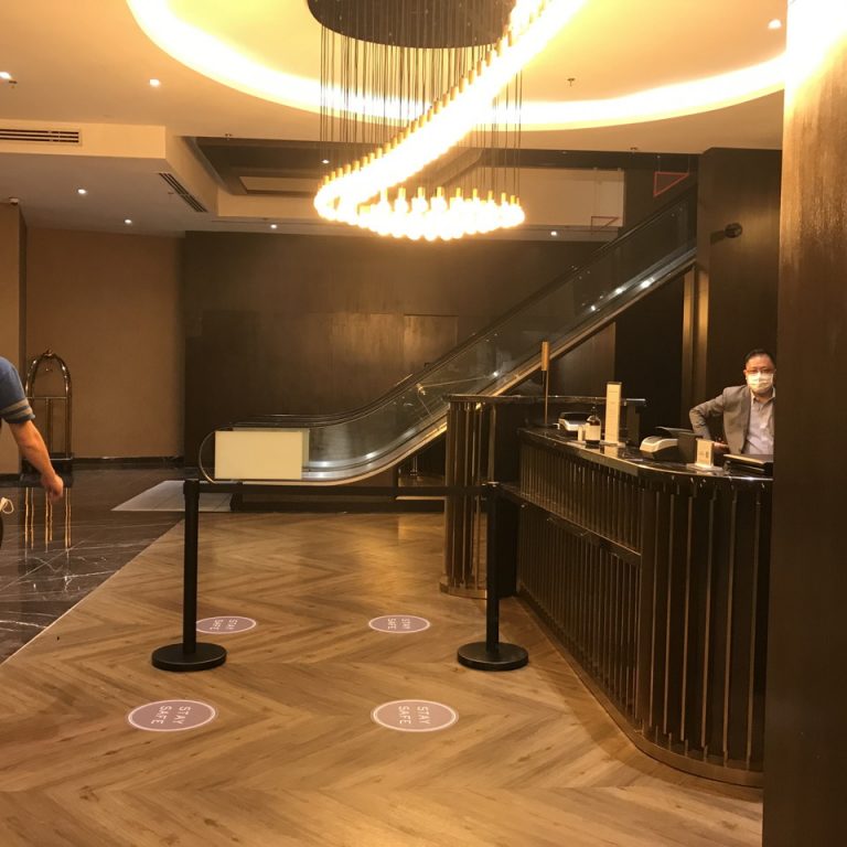 エントランス内観です。体温を測ってから入ります。すぐ正面がフロントです。