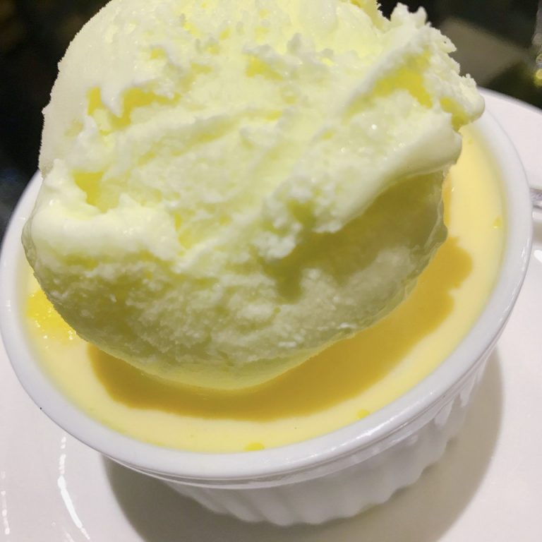 デザートはバニラアイスが乗ったパンプディングでした。ワインも飲んだので、お腹がはちきれそうでした。汚れた取り皿をこまめに取り替えてくれたり、何か足りないものがないか聞いてくれたり、サービスも良かったです。