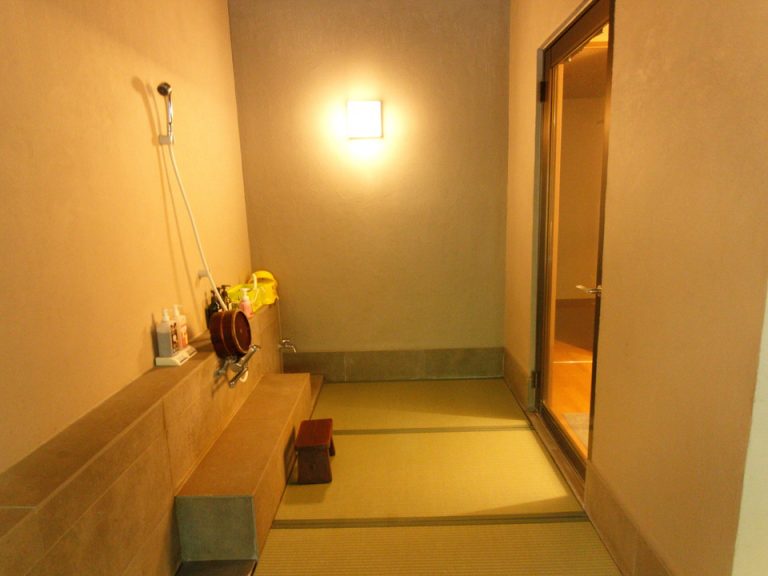 【バスルーム内から入口】洗い場は畳で滑りにくい(1)