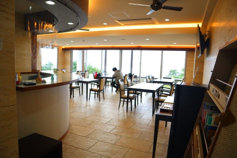 フロント・ロビー・朝夕食会場(窓側方向)