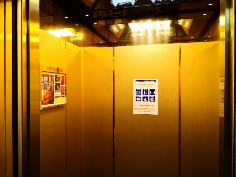 09_エレベーター内観