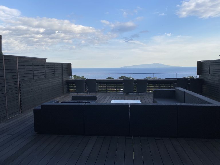 屋外のテラス ロビーから直接出られます。ここでチェックイン手続きもできます。