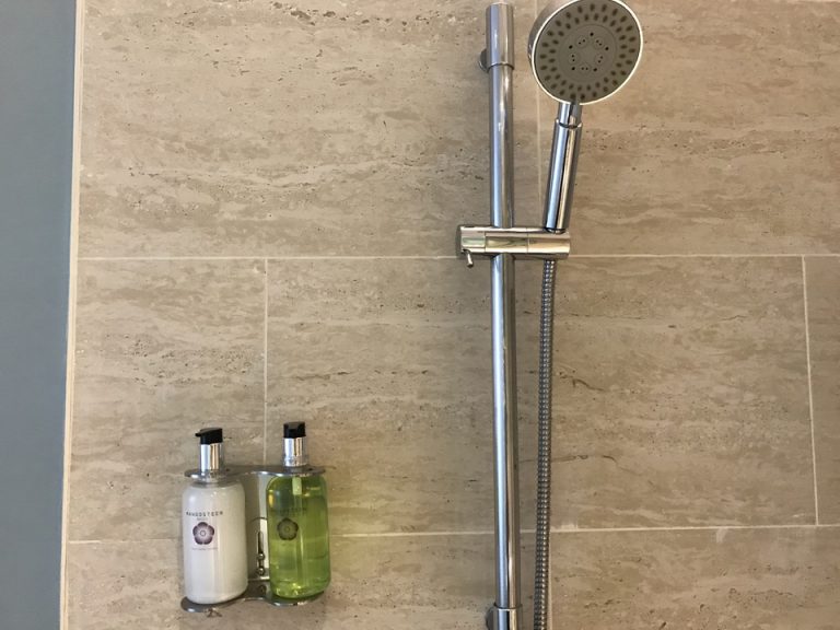 シャワー3 シャワーヘッドを掛ける金具は可動式でした。タオルは、バスタオル2枚、フェイスタオル2枚、ハンドタオル2枚でした。