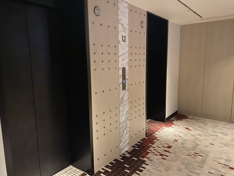 客室階のエレベーターボール