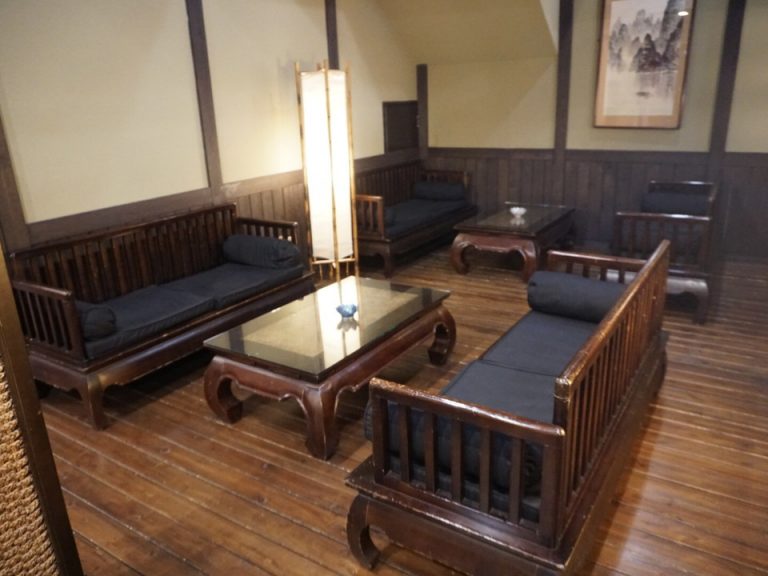 ロビーのソファ