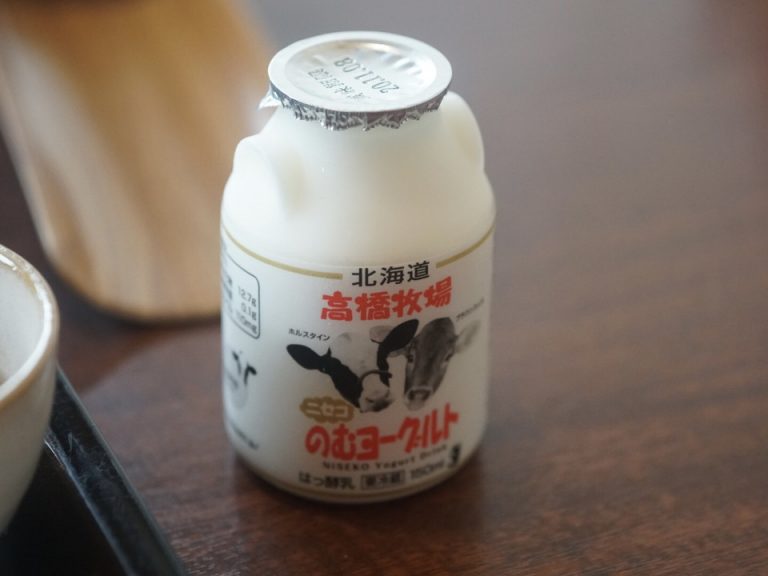 朝食・近隣の高橋牧場の飲むヨーグルト