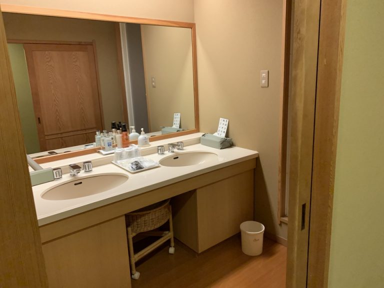 バスルーム入口から全景(1)