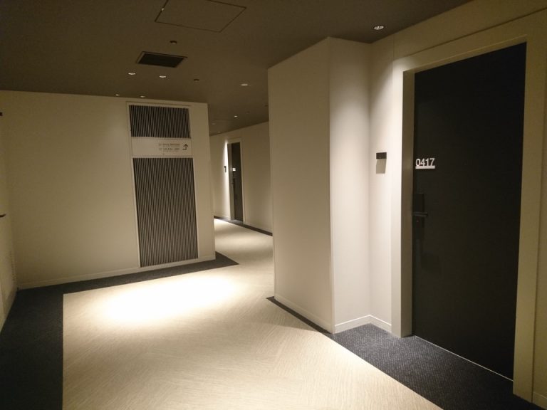 客室ドア付近廊下