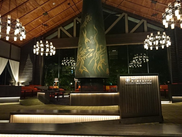 ロビー「森の神話」の夜の様子。通常はバーとして営業していますが、感染拡大防止のため休業していました