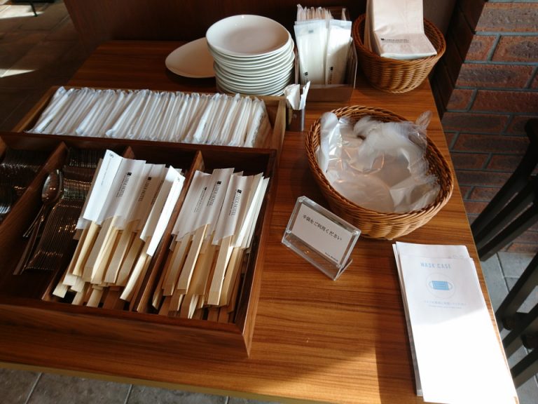 朝食ブッフェでは料理取る時マスク着用とビニール手袋必須