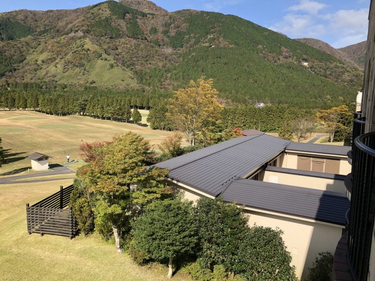 客室バルコニーから 眼下に 温泉施設と ゴルフ練習場