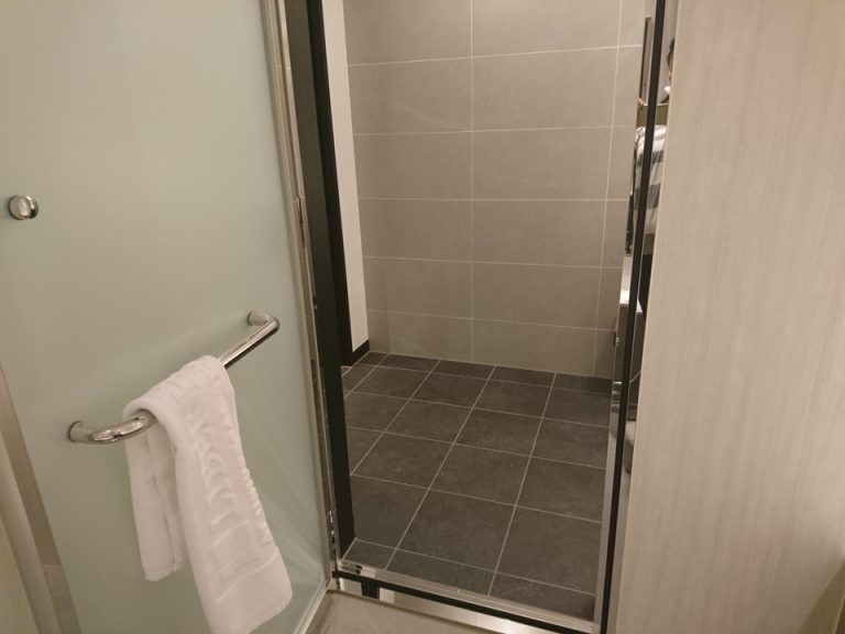 バスルーム内から入口