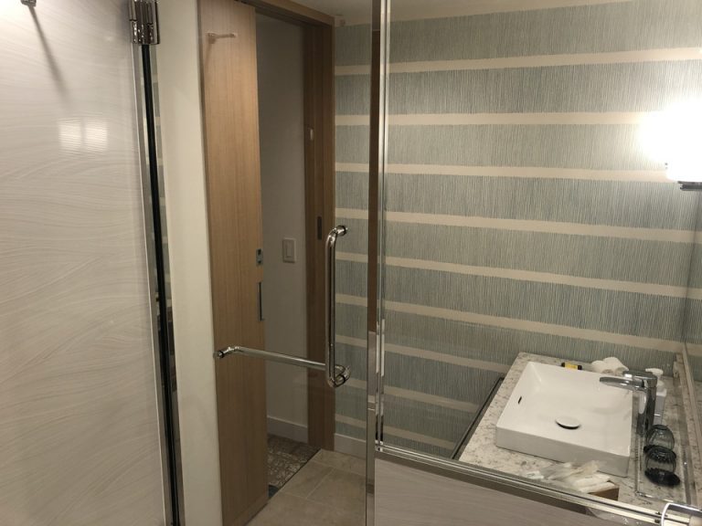 バスルーム内から入口