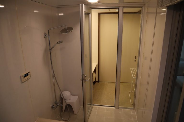 バスルーム内から入口