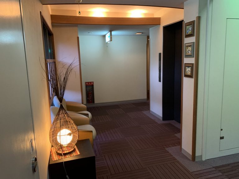 【エレベーターホールフロント階】照明と椅子が置いてある
