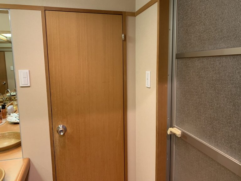 洗面所(正面⇒トイレ、右側⇒浴室)