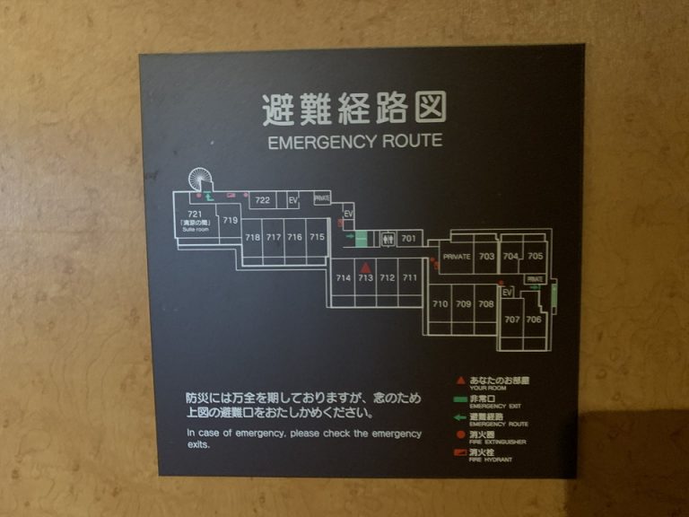 室内扉には避難経路