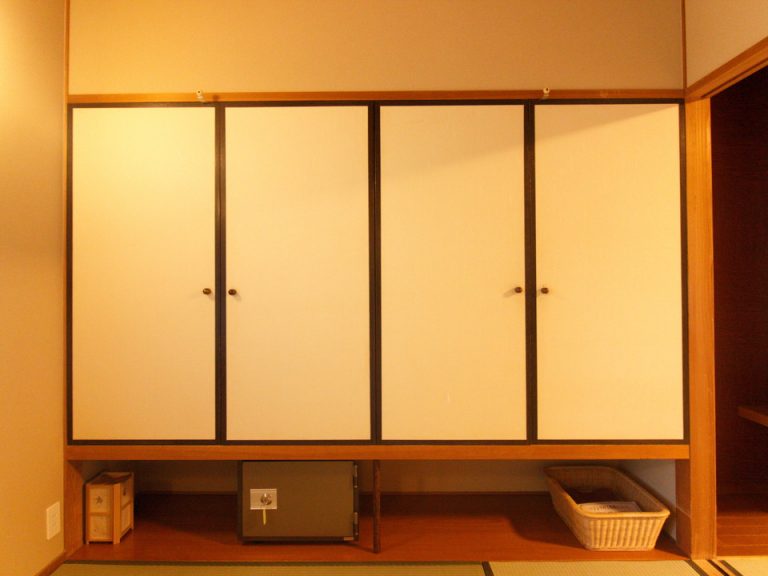 【クローゼット外観(閉じた状態)】観音開きの収納棚