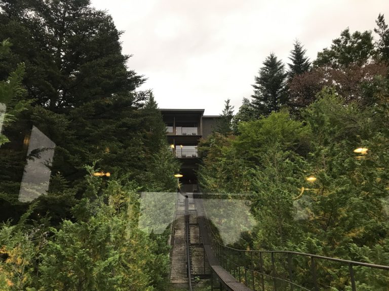 ロープウェイでロビーに向かう