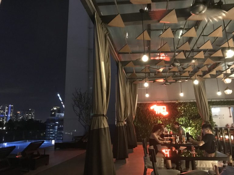 ディナーの後は最上階21階のMAN TAO BARへ行きました。プールサイドのバーで、カクテルやビールなどのお酒、枝豆やミニ焼き餃子などおつまみを楽しみながら夜景を楽しめます。