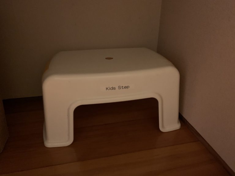 洗面台の下にはキッズステップが準備されていました