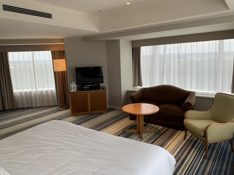 ベッド側からテレビ方向へ