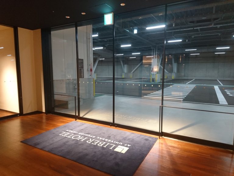 1階駐車場からのエントランス内観