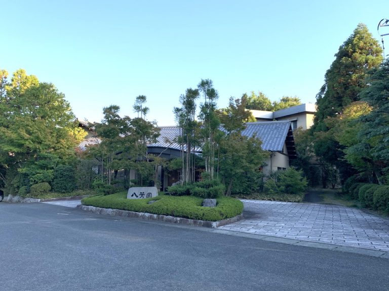 木々に囲まれた趣きのある外観2