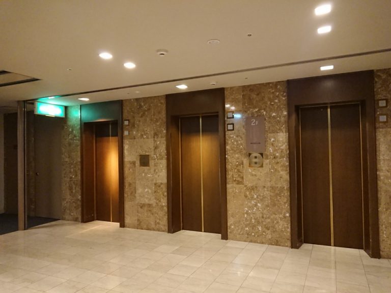 エレベータホール(フロント階)