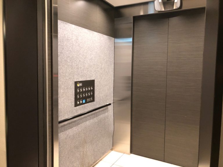 エレベーター内