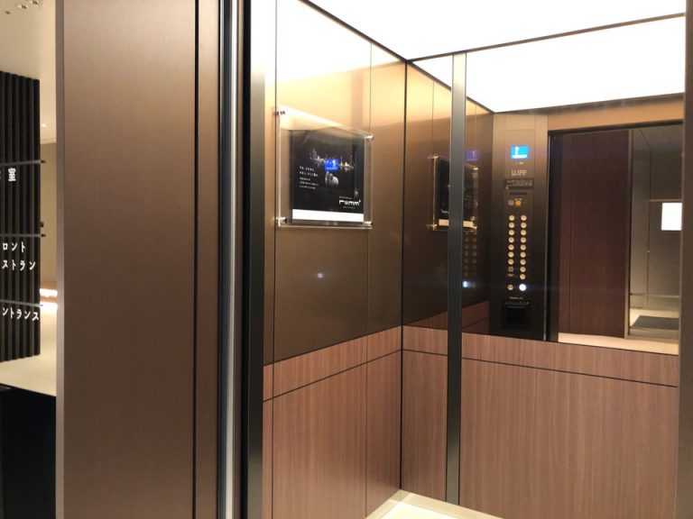 エレベーター内