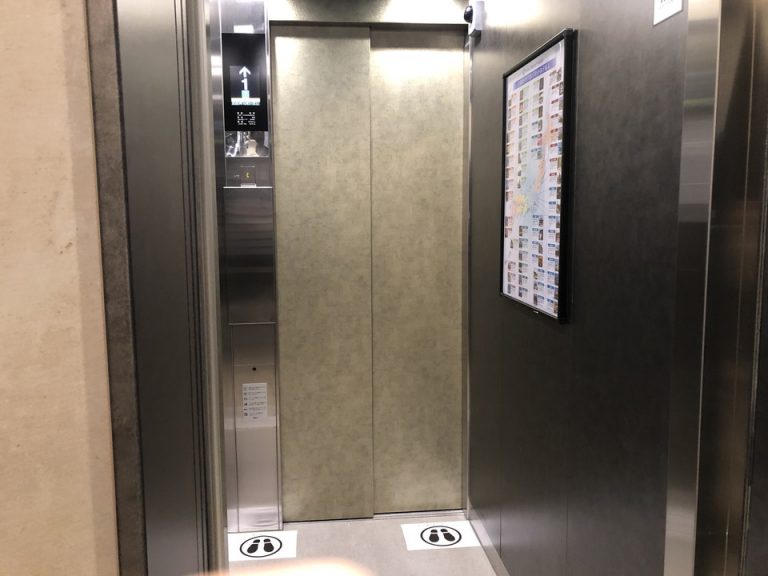 エレベーター内