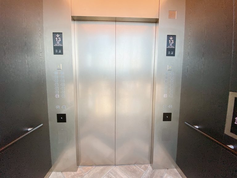 エレベーター内