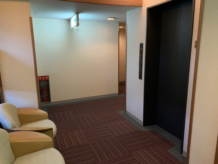 【エレベーターホール客室階】フロントとは違って照明がない