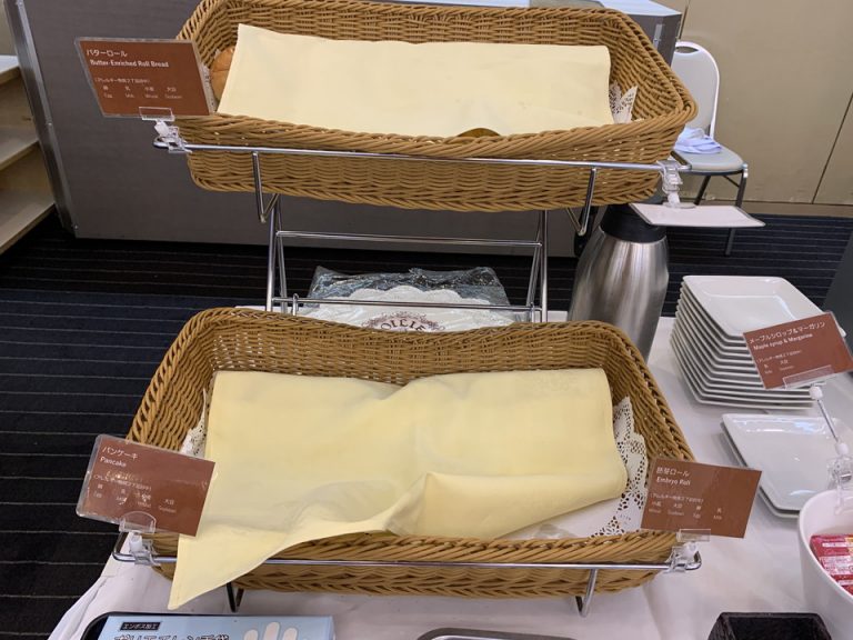 朝食はブュッフェ形式です(パンは確実とります)