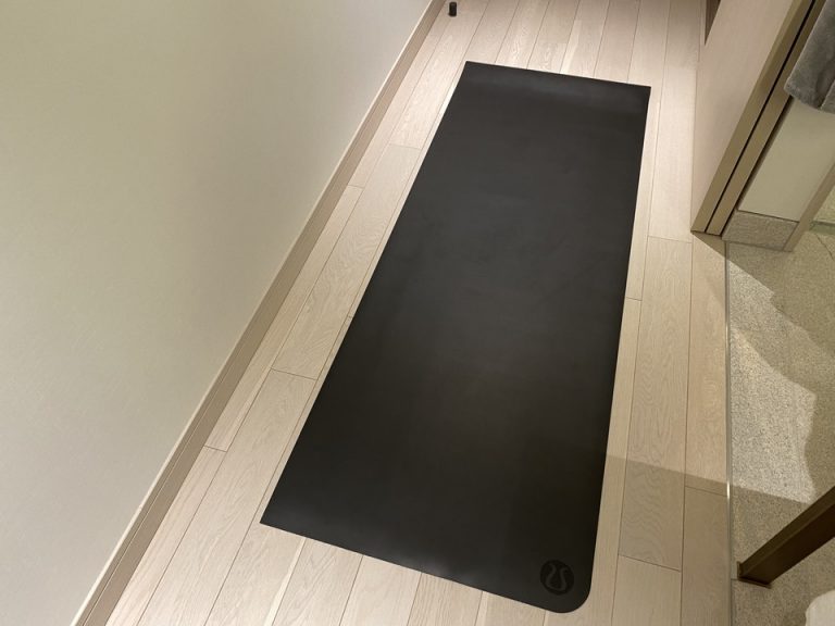 入口左のヨガマット
