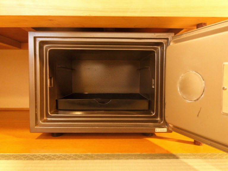 【セーフティーボックス(開けた状態)】あまり量を入れる事ができない金庫(1)