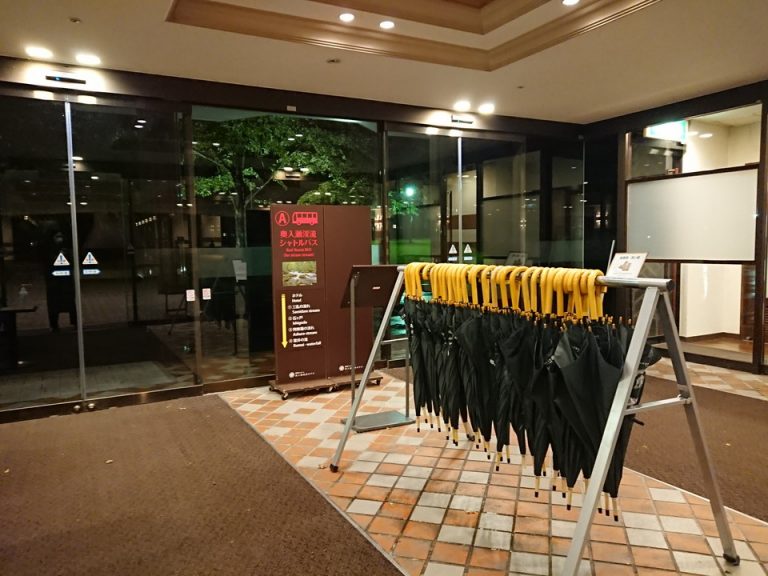 雨の日は傘の貸し出しもしています