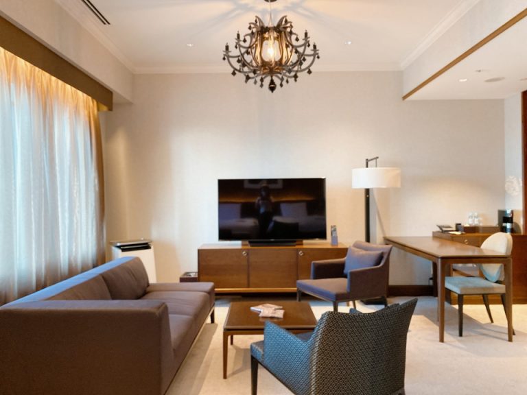 椅子、机、デスク、ベッドからテレビ