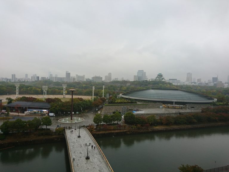大阪城新橋を渡ると大阪城ホール